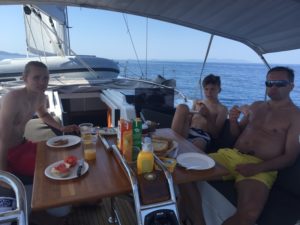 Frokost ombord på båten